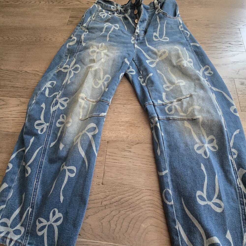 Blue barrel jeans with white bows